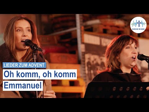Lieder zum Advent. "Oh komm, oh komm Emmanuel" gesungen von Sängerinnen und Sängern.