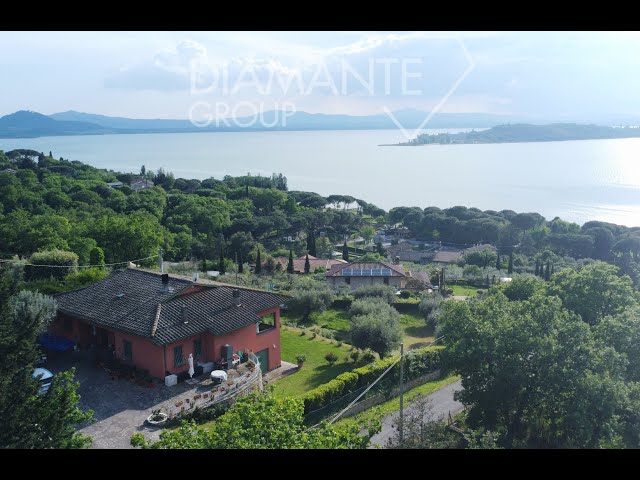 Villa indipendente su due livelli di 350 mq con splendida vista Lago Trasimeno, San Feliciano (PG)