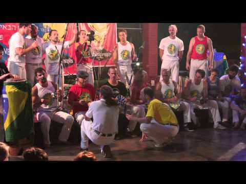 Jogo de Mestre Ferradura e Mestre Cabello. CapoeirAsia 2014