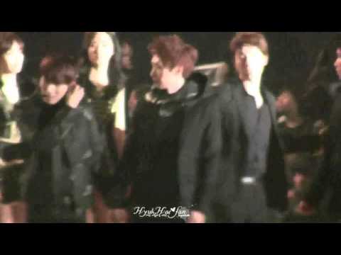 120119 Donghae back-hugging Eunhyuk - watch them and faint ♥ - EunHae - SMA