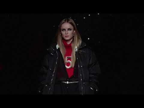 スキー・シャレー・シック。シャネルのスキーウェアがパリのファッションウィークに登場 (Ski chalet chic: Chanel skiwear hits Paris fashion week)