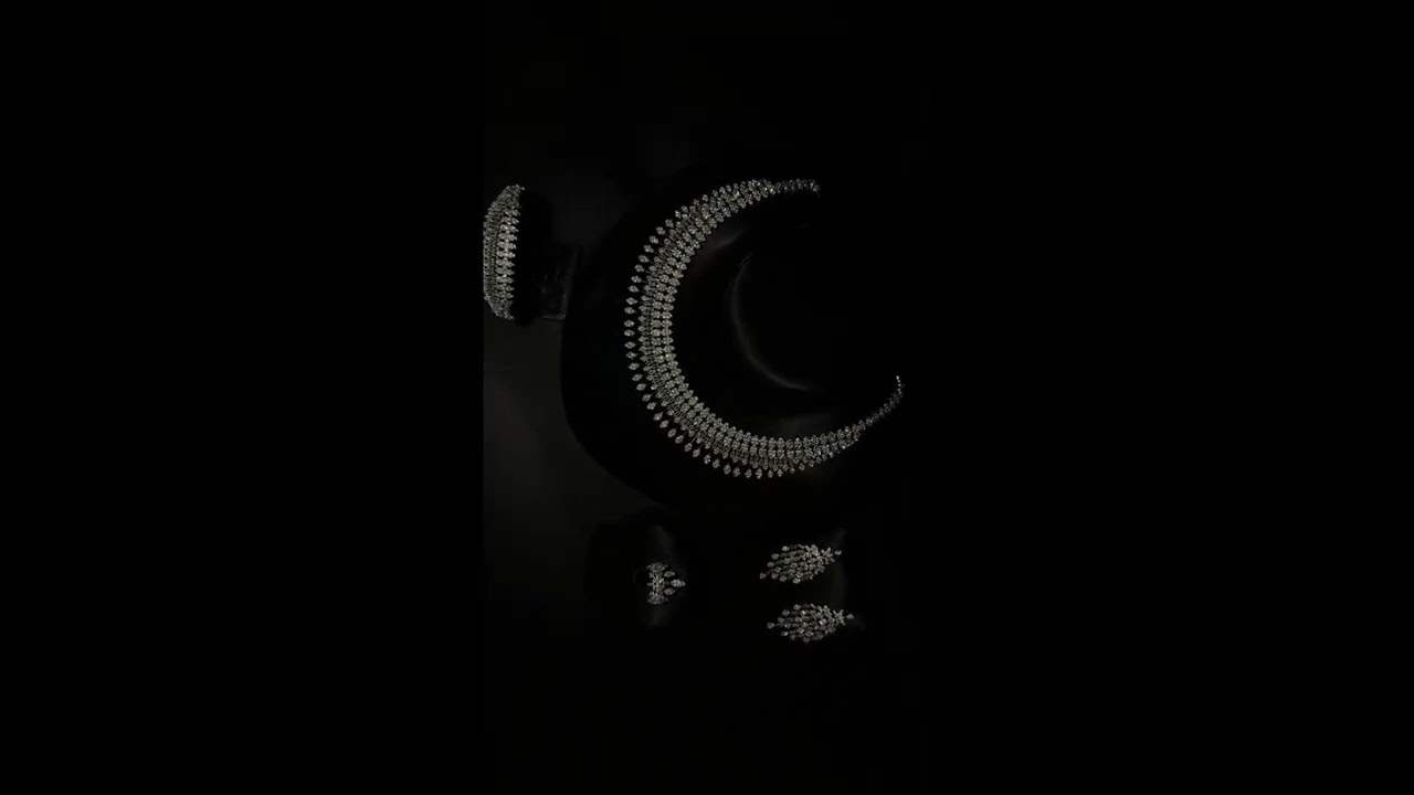 Royal accessory set in a compact design