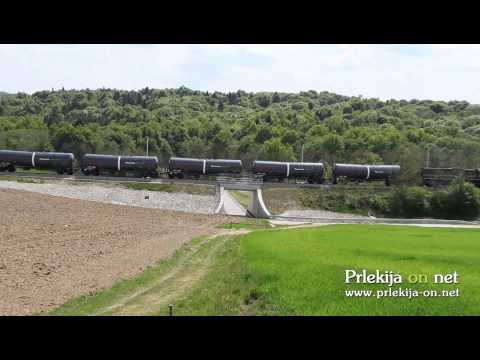 Tovorni vlak pelje nad podvozom na Sp. Kamenščaku