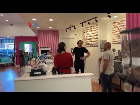 VOA - DIASPORA INDONESIA MEMBUKA KEDAI FROZEN YOGURT BERNUANSA BALI