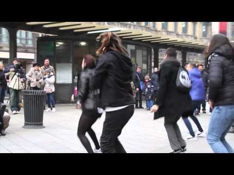 Flashmob marry you bruno mars proposal Tony & Sara piazza Cordusio Milano