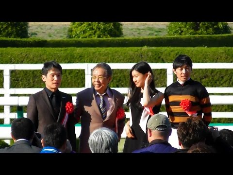 ノースリーブ土屋太鳳さん。キタサンブラック、大阪杯表彰式。北島三郎、武豊。阪神競馬場、現地映像