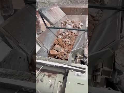 Lippmann's 3862j-w jaw crusher taking granite, a 24 second video
