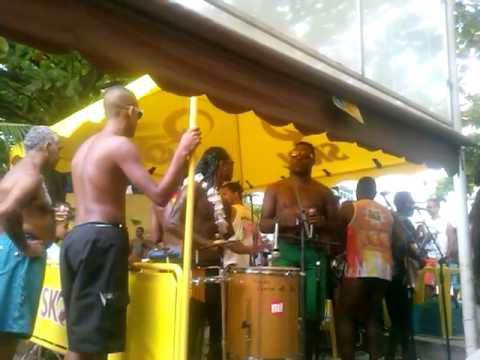 BUIU SEMENTES DO SAMBA NO BLOCO PERERECA NO RIO 2013 .mp4