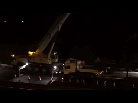 Trabajos nocturnos para la retirada del camión accidentado en la autopista AP-9 en Coruña