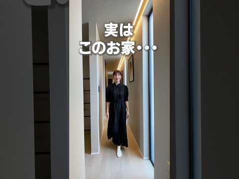 アリゾナ砂漠の真ん中にある建築家設計の家のプールテラスとエキゾチックな庭園  庭園