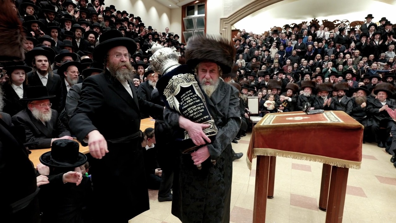 Hachnosas Sefer Torah in London - Rachmastrivka Rebbe | האדמו"ר מרחמסטריווקא בהכנסת ספר תורה בלונדון