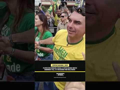 Flávio Bolsonaro chega a Copacabana neste domingo (16), e é recebido por uma multidão de apoiadores
