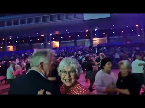 Dænsebændet på Nordisk Dansegalla synger om tre røde roser Dansnytt