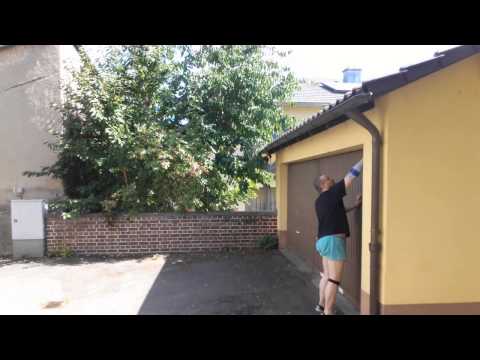 Hadley fährt sein Auto in die Garage...