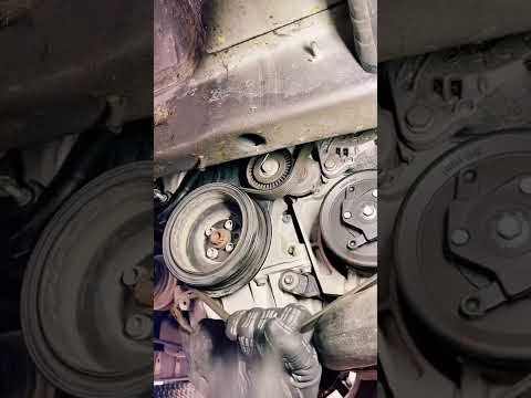 Dica de como travar a polia para trocar a Correia do Motor COMPARTILHE, INSCREVA-SE #shorts