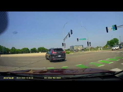 Red light runner at Hwy 7 and Wooddale 12