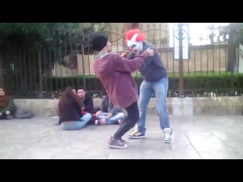 un pagliaccio in giro per la citta di palermo
