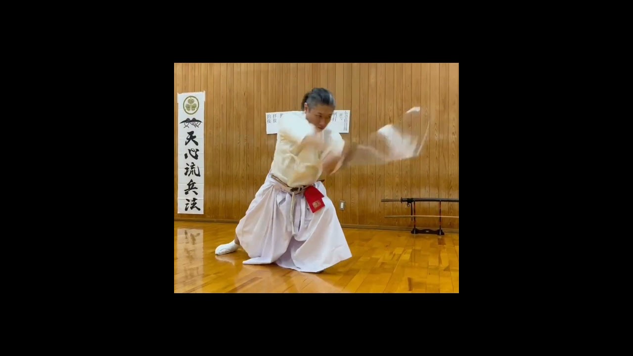 地を這うように回転斬り―常識を超えた低姿勢の体捌き