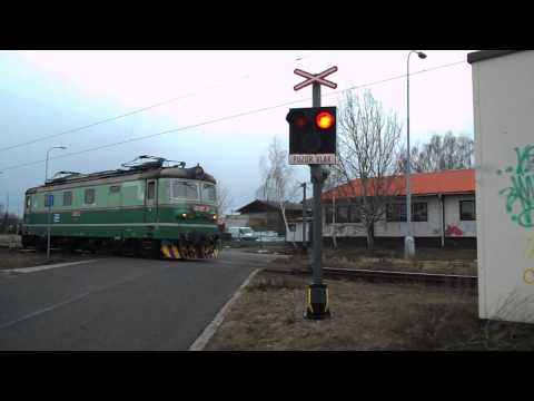 Železniční přejezd AŽD 71 a lokomotiva ČDC 122.027 - Chomutov, 20. 3. 2013