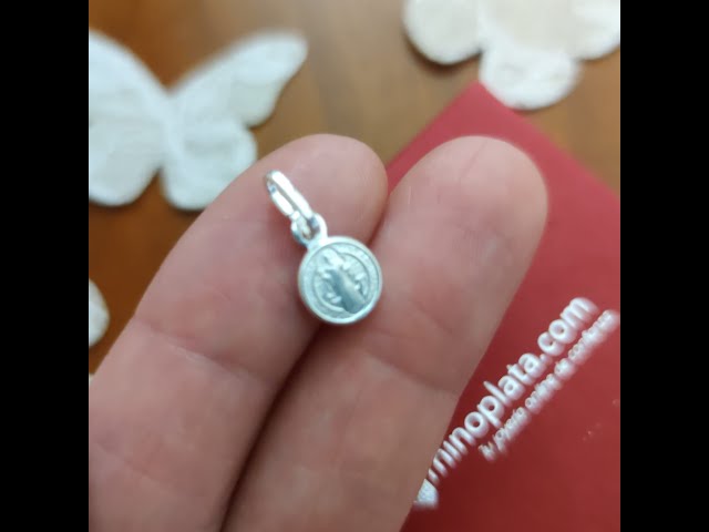Vídeo relacionado con Minoplata Medalla San Benito pequeña de Plata de ley 925 8mm diámetro un Colgante unisex