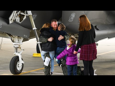 Heartwarming Military Homecoming – US F-35 Fighter Pilot Returns Home After Deployment