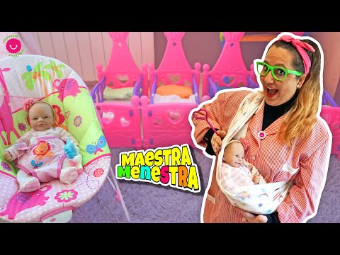 La Maestra Menestra cuida de ANUK la bebé reborn de silicona