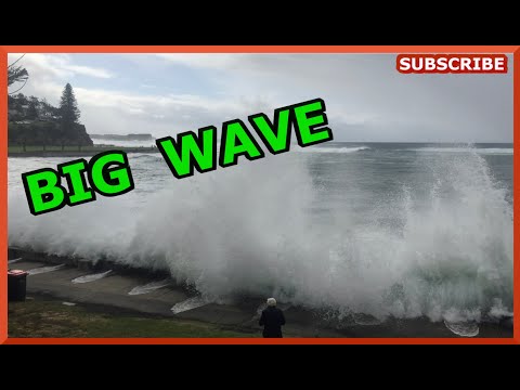 FREAK WAVE KIAMA HARBOUR. Caught off guard.