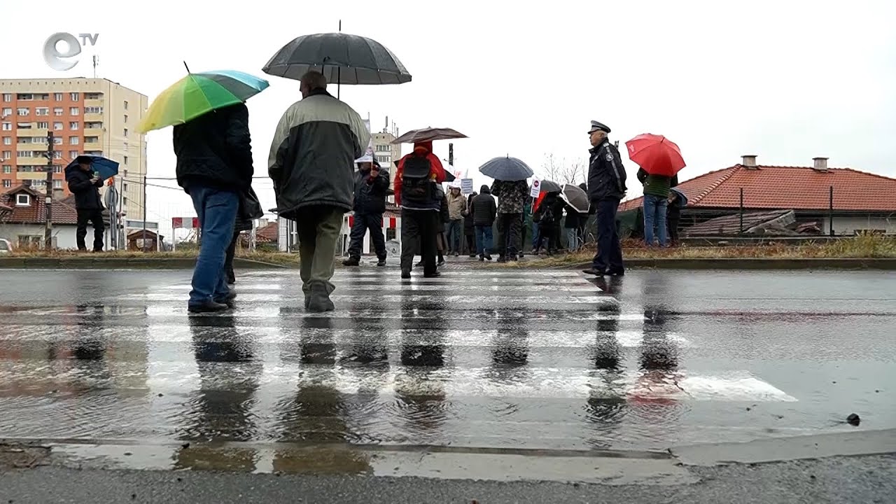 Протестиращи затвориха пътя за „Маказа“, настояват движението по ул.“Димитър Маджаров“ да бъде облекчено