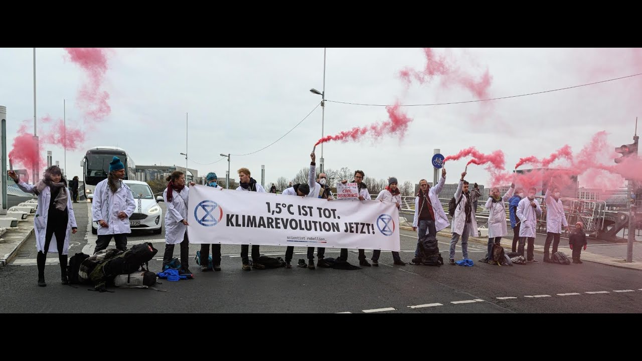 SR Germany blockade and lock onto bridge near Government district in Berlin | EuroNews