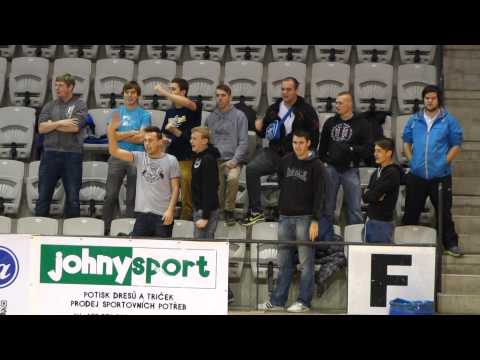 Kladenští fanoušci vyvolávají jméno Tomáše Abrhama, který v den zápasu slavil 23. narozeniny