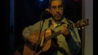 Shlomo Carlebach "Tzitzis Story Part 2" by Benyamin Steinberg (הזמר והיוצר בנימין שטיינברג) - התמונה מוצגת ישירות מתוך אתר האינטרנט יוטיוב. זכויות היוצרים בתמונה שייכות ליוצרה. קישור קרדיט למקור התוכן נמצא בתוך דף הסרטון