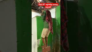 Download lagu The neighborhood chief peeps at people taking a bath #wargads #comedydrama #davidsunairi #comedy ... mp3