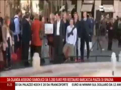 Gli studenti olandesi consegnano assegno per la Barcaccia (Rainews24)