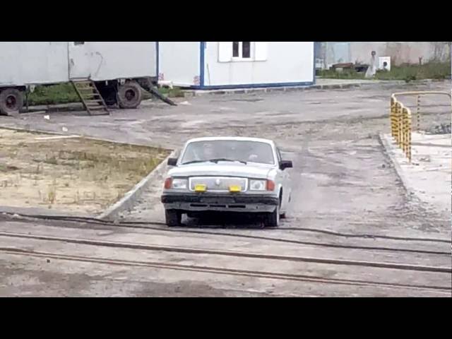 17 рабочих приехали в одной старой «Волге» (ВИДЕО)