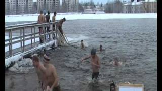 preview picture of video 'Ice Hole Swimming - Oulu, FI - 16.1.2011'