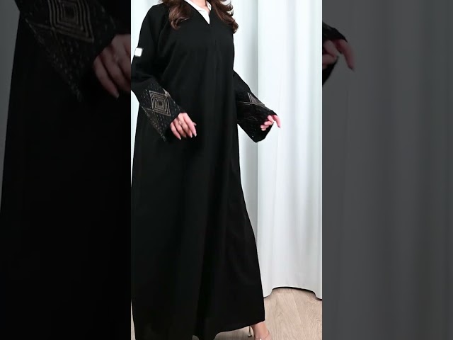 عباية كريب بتطريز يدوي اسود مع نحاسي