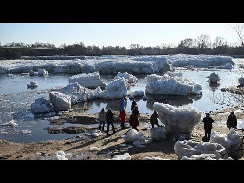 Riesige Eisblöcke treiben auf der Elbe