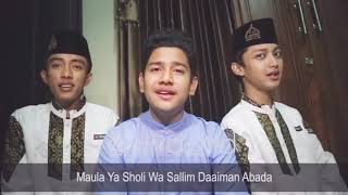 Download lagu Syakir Daulay Ft. Gus Azmi dan Guz Ahkam - Maula Ya Sholli versi Jilbab Biru mp3
