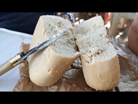 Mangiando su Casu Marzu, il famoso formaggio con i vermi di Sardegna!!!🧀😋