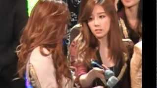 121113 SNSD Girls' Generation Taeny microphones have problems Tae keep them Fany