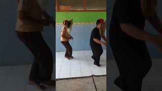 Download lagu Latihan tari Bujang Ganong. Namanya saja latihan. mp3