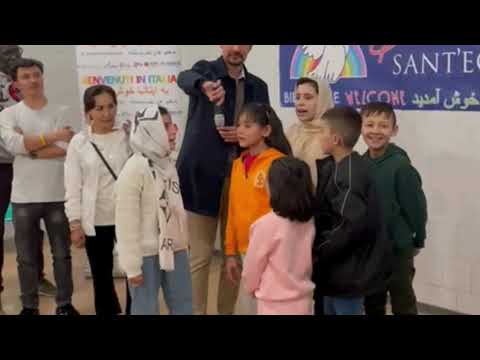 In Italia dal Pakistan famiglie afgane con neonati e anziani In Italia dal Pakistan famiglie afgane con neonati e anziani