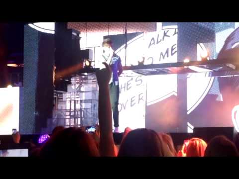 VIDEO One Direction Louis Tomlinson forgets lyrics for Teenage Dirtbag on Take Me Home tour in ...