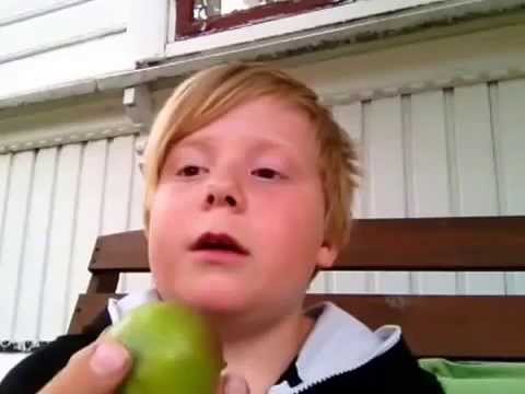 Umodent eple og trampoline.