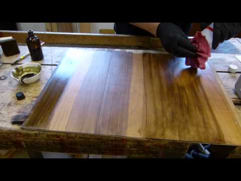 Lackieren neuen Holzes mit Spirituslack