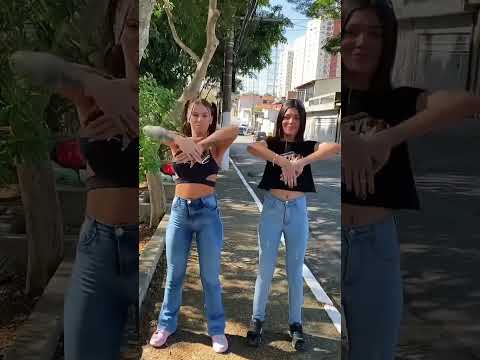 MC Pipokinha e Aisha fazendo a dancinha da música: Meu Cabelo Não Bate na Bunda #pipokandofluxos
