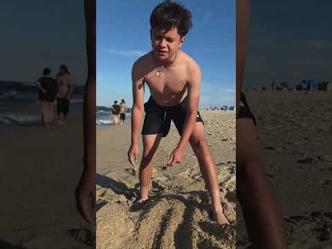 Papás Latinos en la Playa #humorlatino #latinosenusa #playa