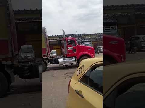 Una Kenworth roja en Neiva Huila
