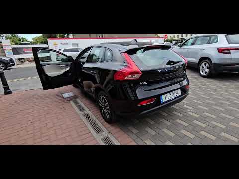 Volvo V40 D2 MOMENTUM EDITION 5DR - LOW MILEAGE - Image 2