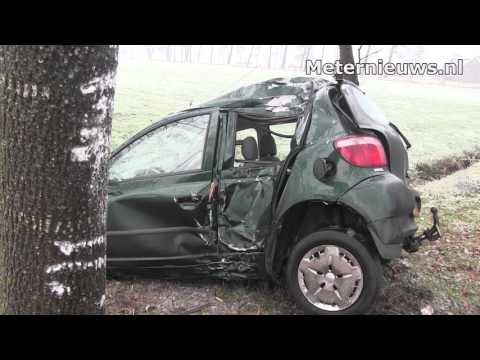 Auto botst op boom in Staphorst..ijzel